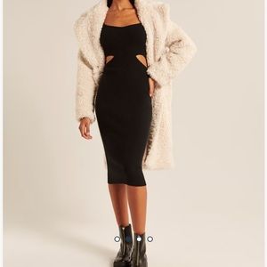 Long sleeve cutout midi sweater dress
Xs
never been worn original price was $100